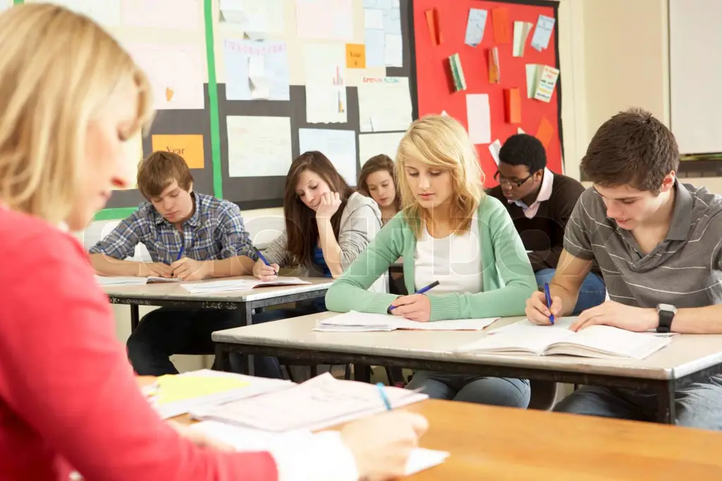 Gambar siswa belajar di kelas modern