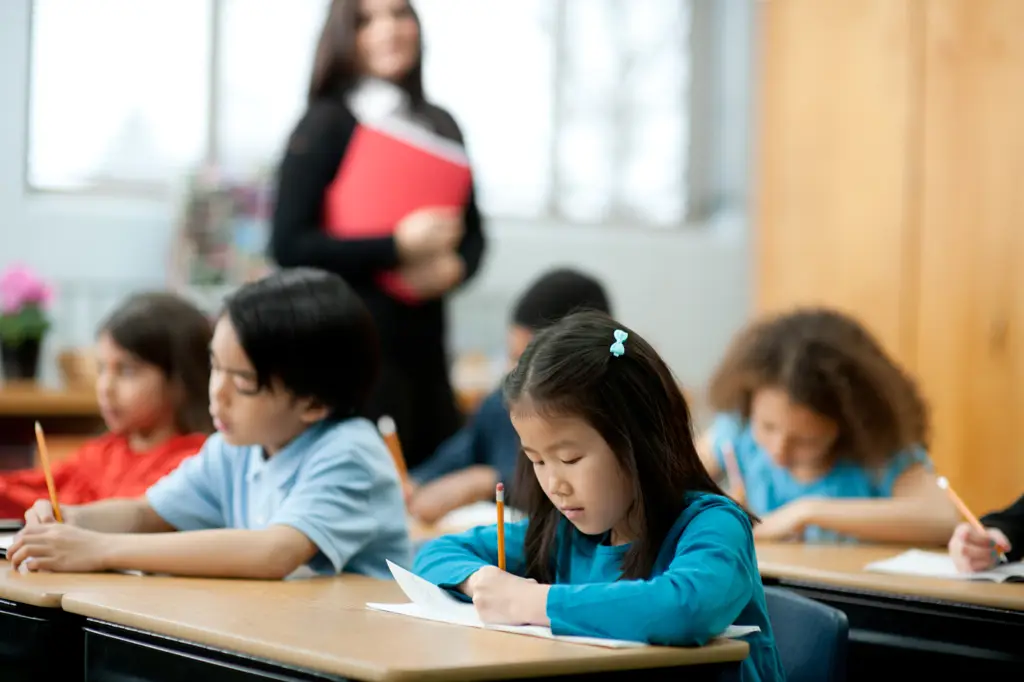 Gambar siswa belajar di kelas