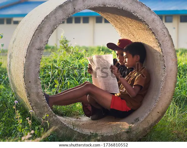 Gambar siswa belajar di kelas di Bandung