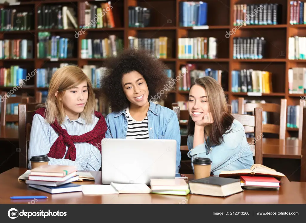 Gambar siswa-siswa SMA Al Kautsar sedang belajar di perpustakaan