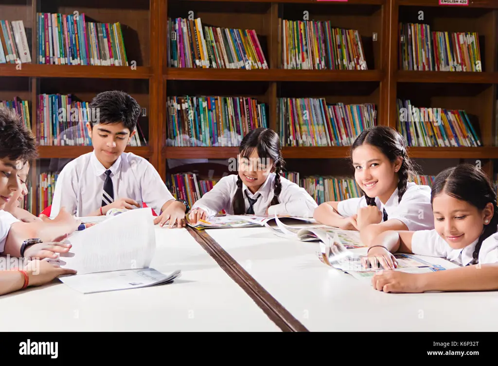 Gambar siswa belajar di perpustakaan SMA Bandar Lampung