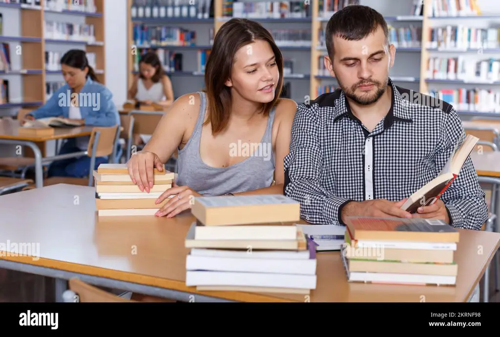 Gambar siswa belajar di perpustakaan