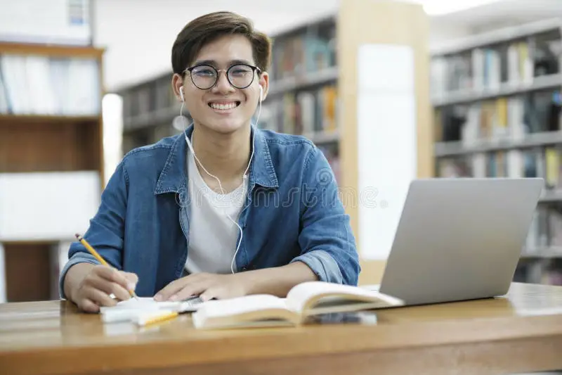 Gambar siswa belajar di perpustakaan