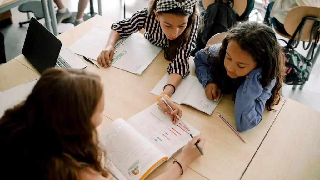 Gambar Siswa Belajar di Ruang Kelas Modern