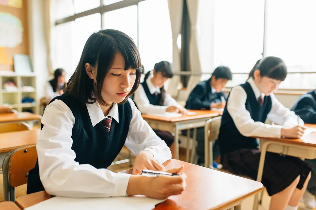 Foto siswa sekolah Jepang sedang belajar