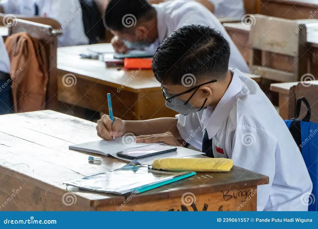 Gambar siswa SMA sedang belajar dengan antusias