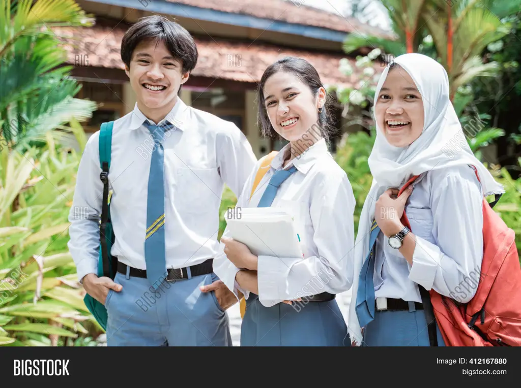 Foto siswa SMA di Jakarta sedang belajar bersama