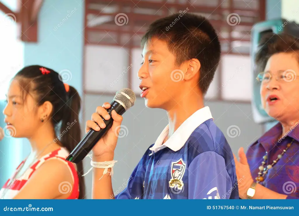 Siswa SMA menyanyikan lagu Si Kumbang