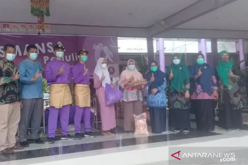 Gambar siswa SMA yang bahagia di Pekanbaru