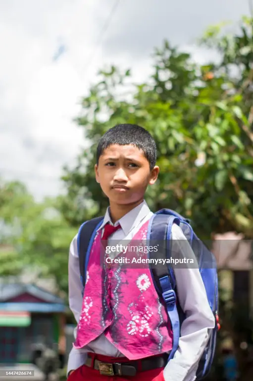 Sejumlah siswa SMA pramuka berpakaian seragam memegang tongkat