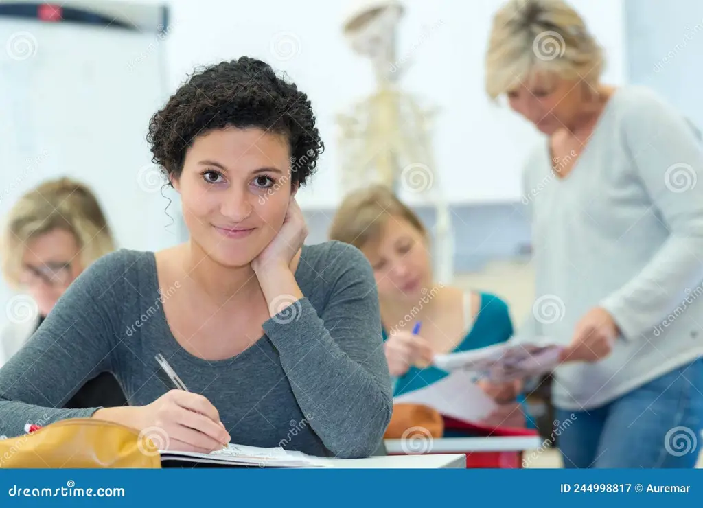 Gambar siswa SMP yang bahagia di kelas