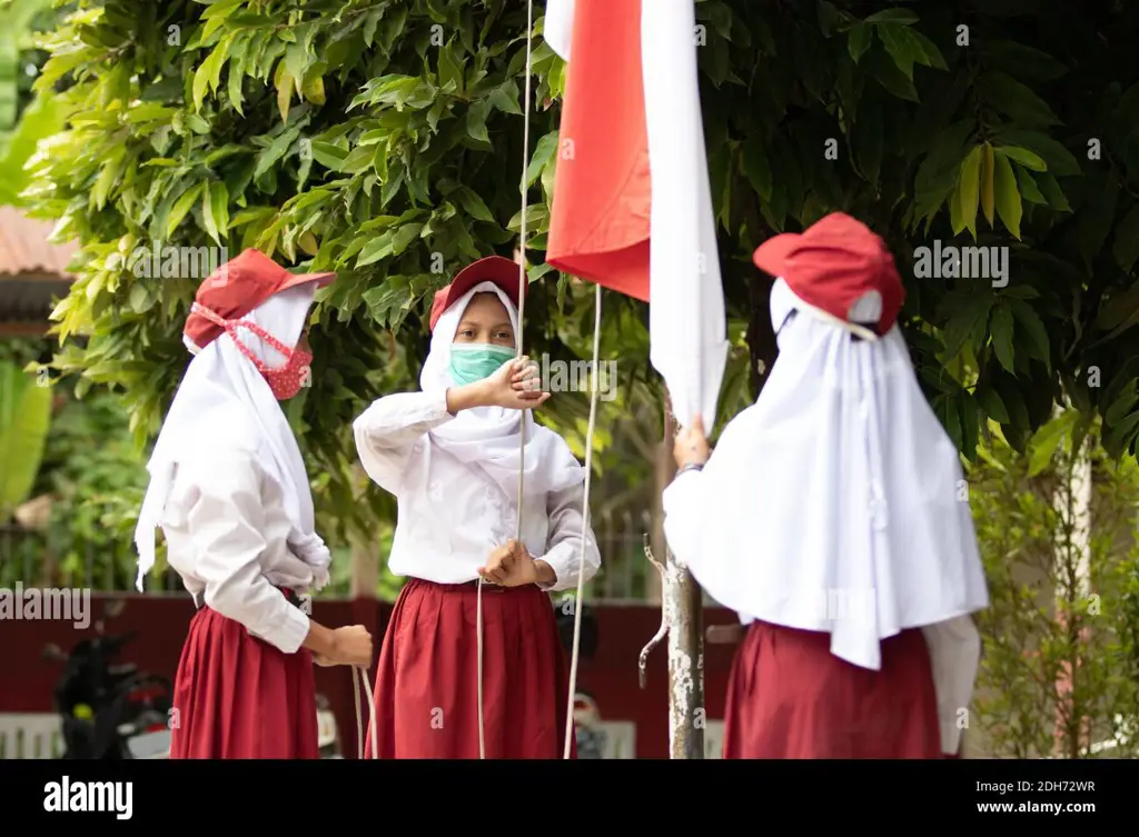 Gedung sekolah dengan bendera Indonesia