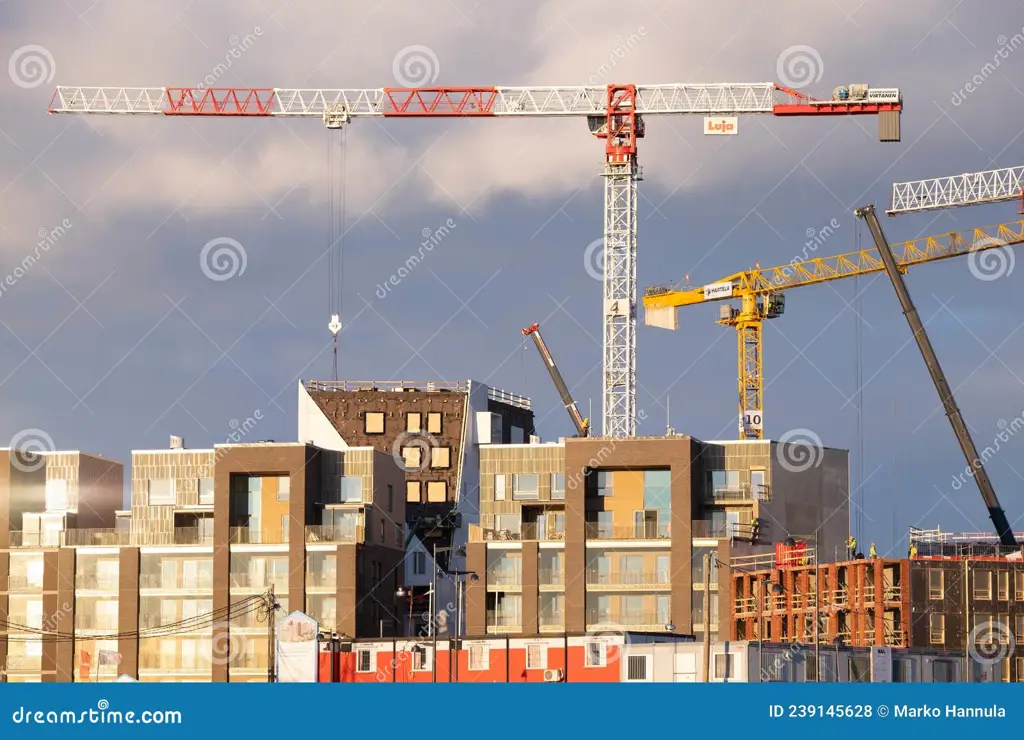 Suasana proyek konstruksi modern dengan beberapa crane.