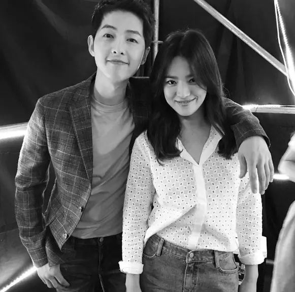 Foto Song Joong Ki dan Song Hye Kyo dalam drama Descendants of the Sun