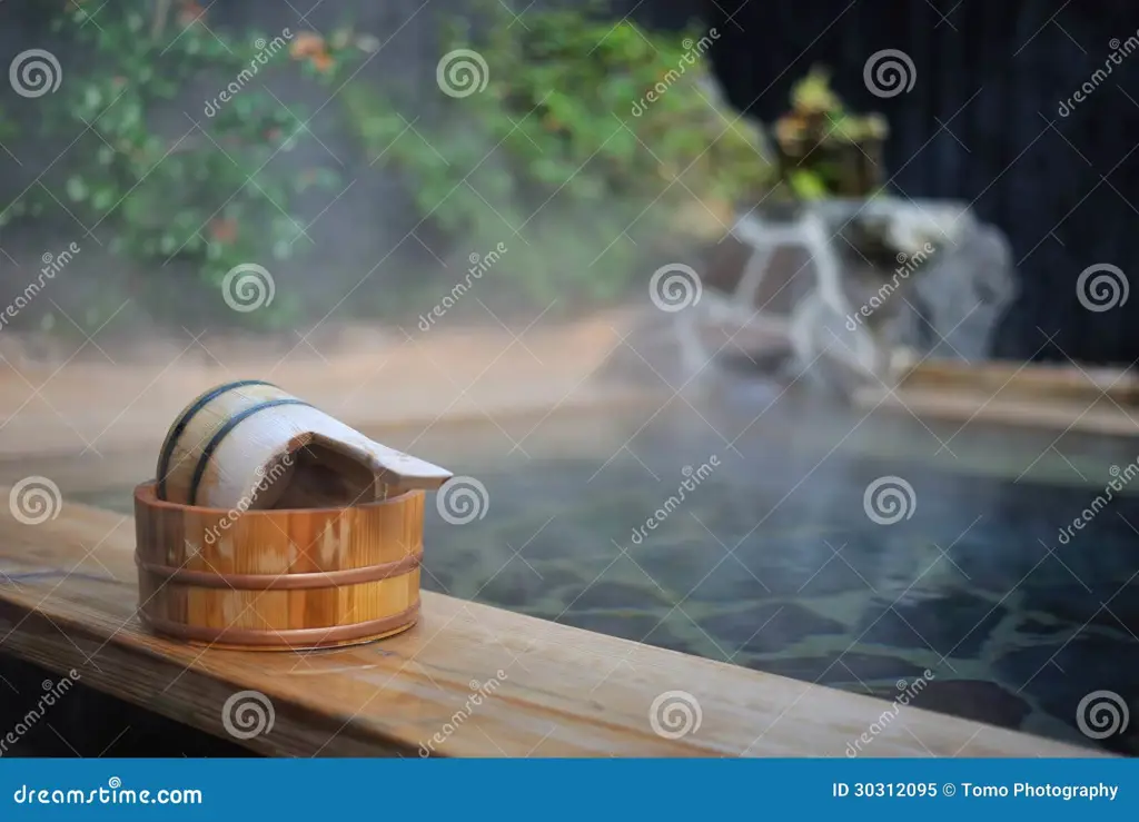 Suasana spa Jepang yang tenang dan nyaman