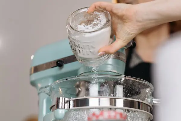 Gambar stand mixer dengan berbagai aksesoris