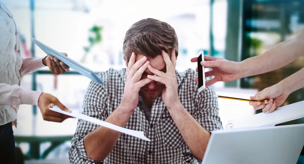 Gambar yang menggambarkan pekerja kantor yang stres