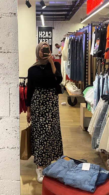 Gaya hijab kasual dengan rok span hitam