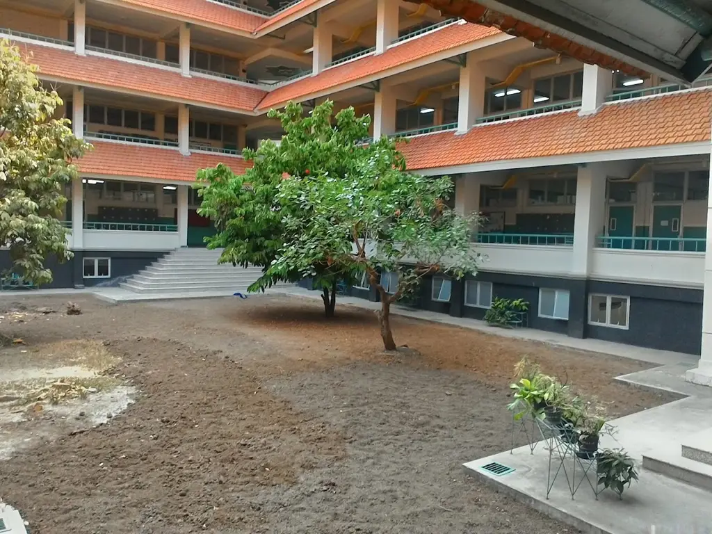 Foto interior SMA Al Hikmah Surabaya yang menunjukkan suasana kelas yang nyaman dan modern