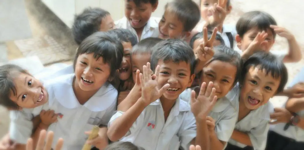 Siswa-siswa SMA Muhammadiyah 1 sedang belajar dengan gembira di dalam kelas