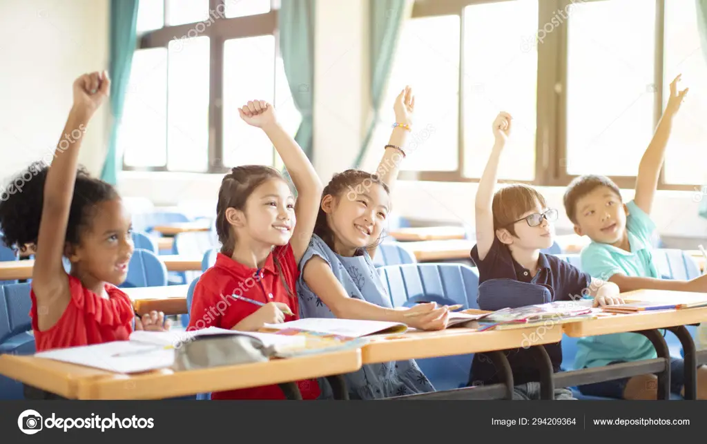 Gambar siswa yang bahagia sedang belajar di kelas