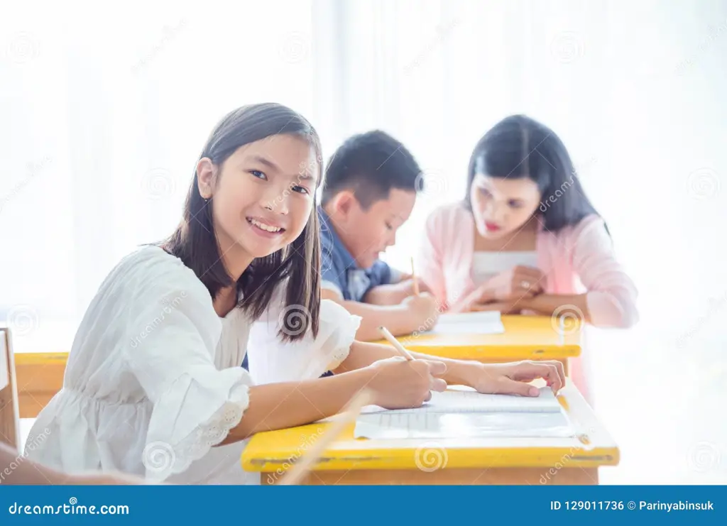 Gambar siswa belajar di kelas di Palembang