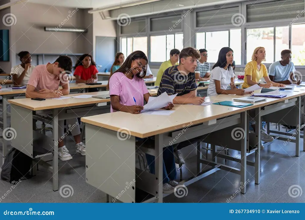 Siswa belajar di kelas modern