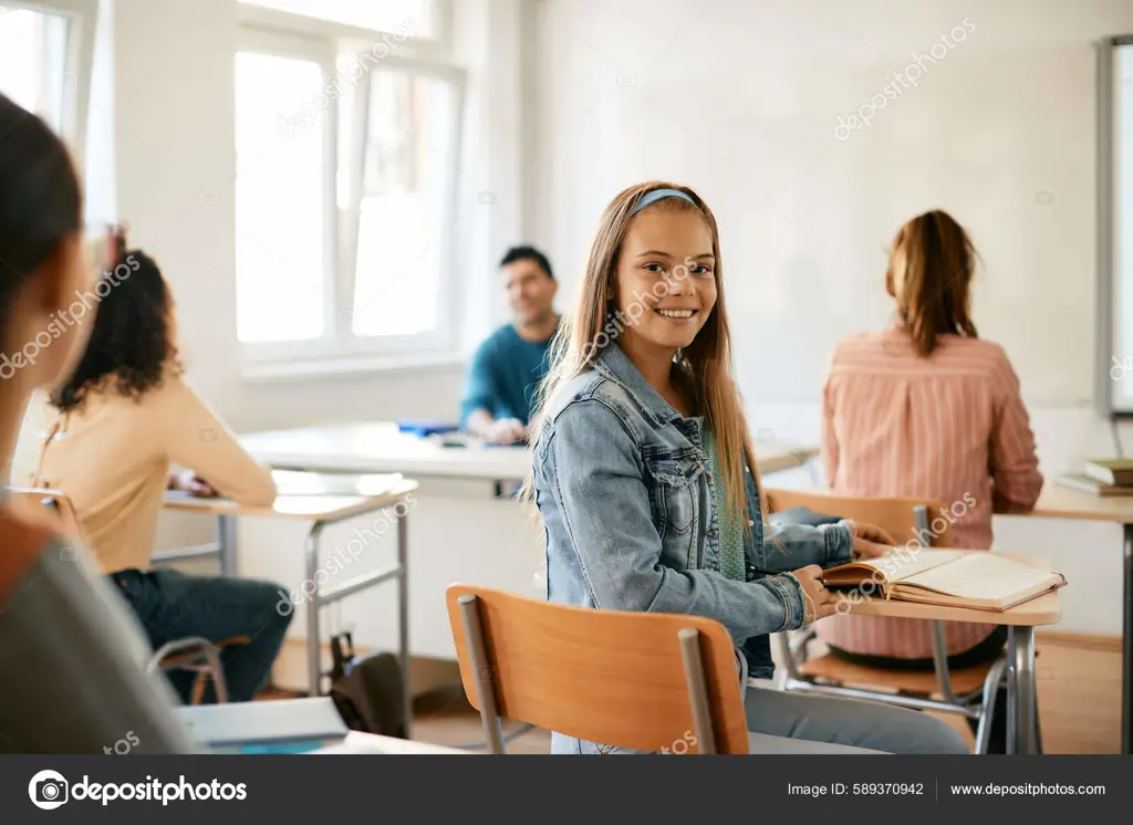 Gambar siswa SMA Yadika 5 yang bahagia di dalam kelas