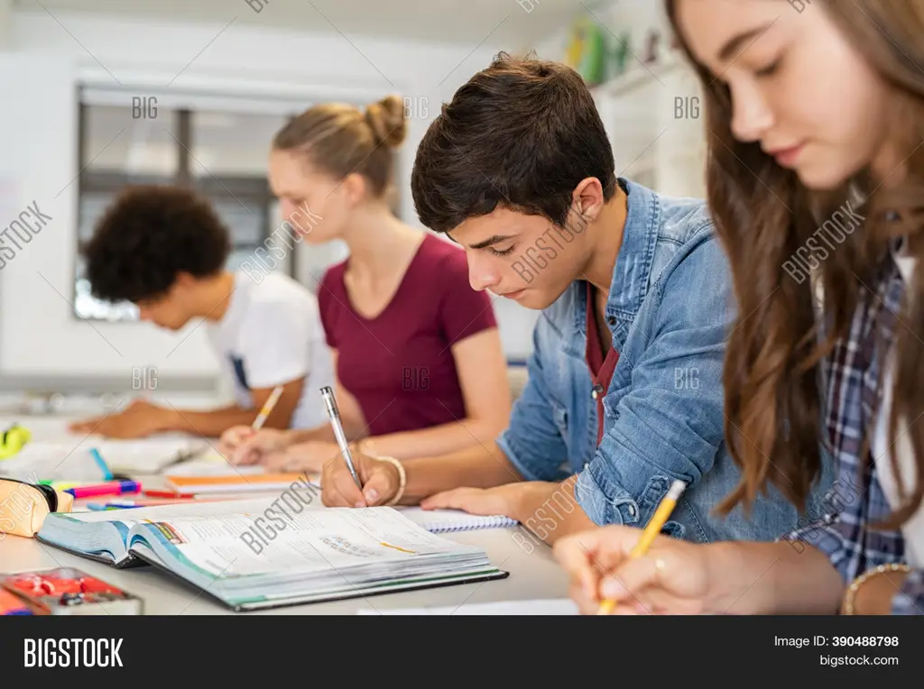 Gambar siswa belajar di kelas