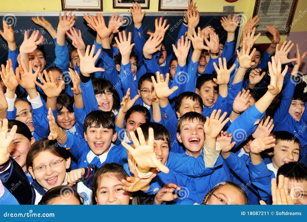 Gambar siswa-siswi yang ceria di dalam kelas SMA Bekasi