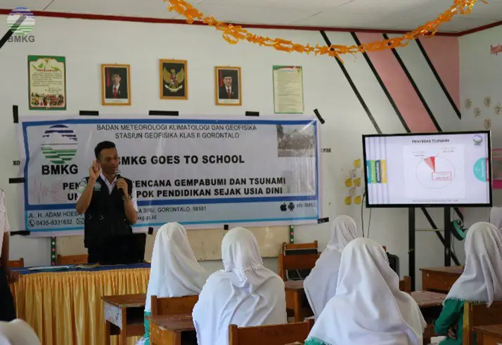 Suasana kelas sekolah di Gorontalo yang ceria