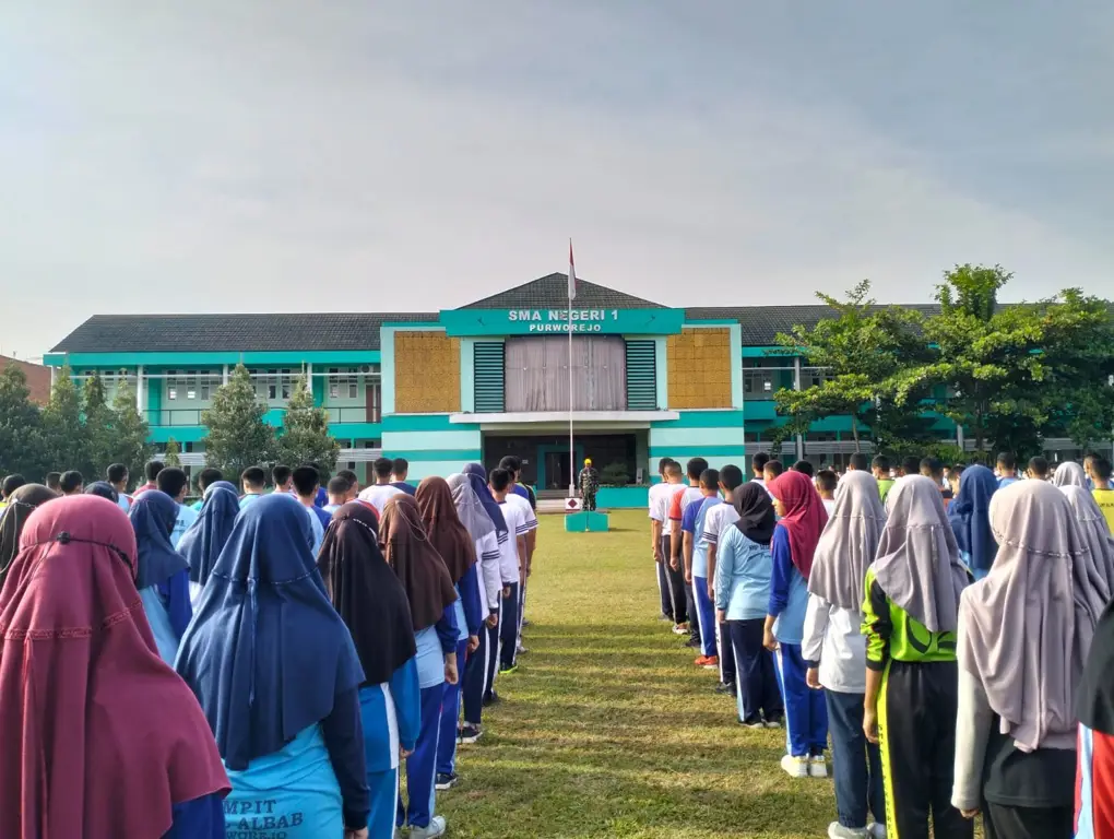 Foto siswa-siswa SMAN 3 Purworejo sedang belajar di kelas