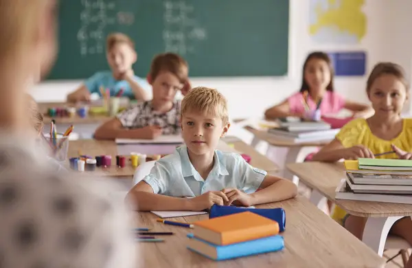 Gambar siswa-siswi sedang belajar di kelas