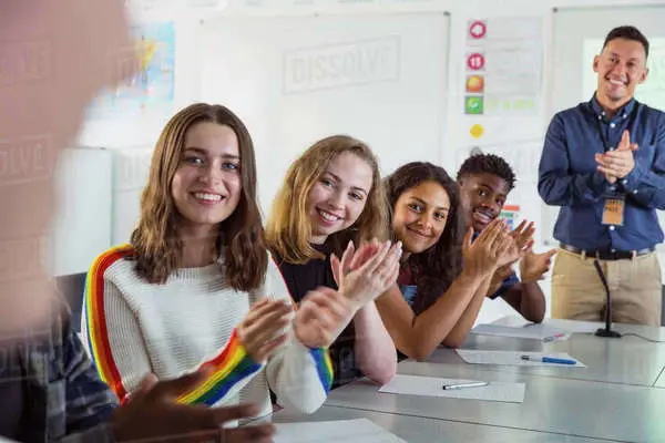 Gambar siswa SMA Yadika Natar yang bahagia sedang belajar di kelas