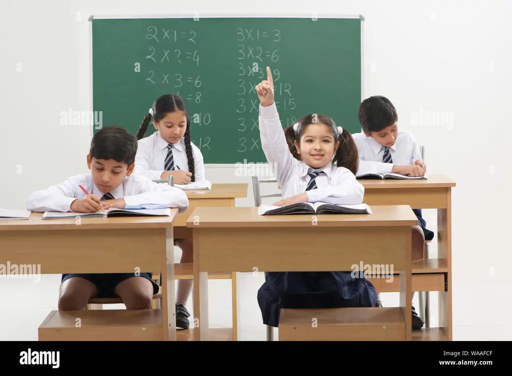 Gambar siswa belajar di ruang kelas modern SMA Al Azhar Bandar Lampung