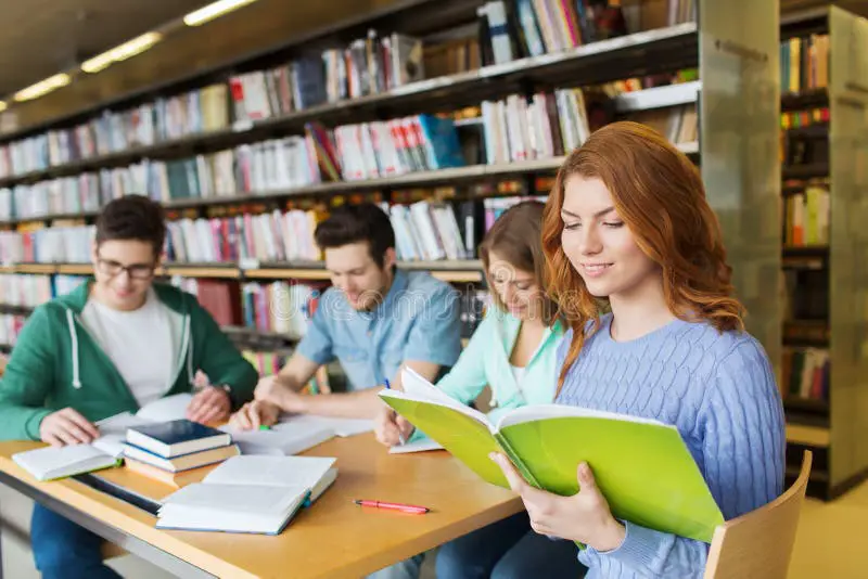 Siswa-siswa bahagia di perpustakaan sekolah