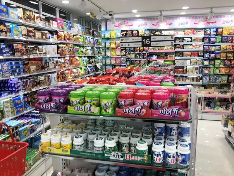 Interior toko Daiso Korea yang menampilkan berbagai macam produk