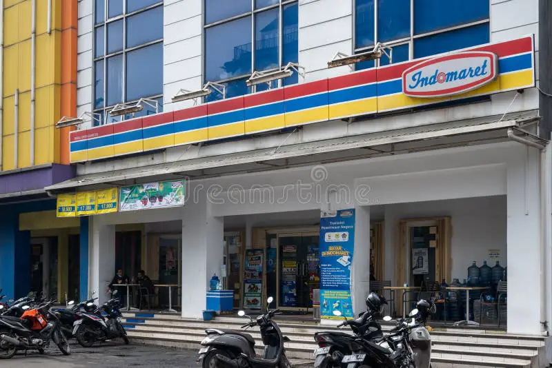 Interior toko Indomaret dengan rak-rak berisi berbagai produk