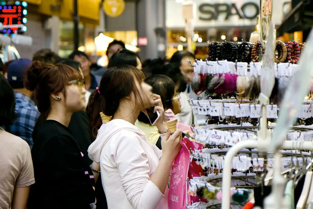 Berbelanja di Myeongdong, Seoul