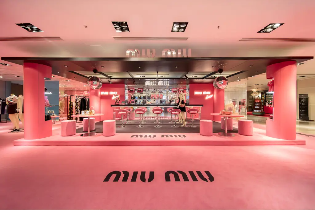 Interior butik Miu Miu di Indonesia