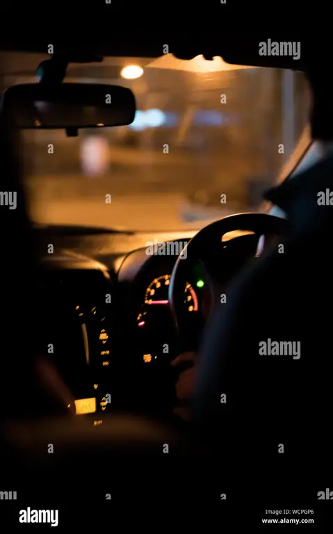 Interior mobil di malam hari