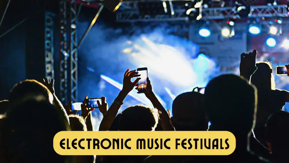 Festival musik elektronik dengan banyak penonton