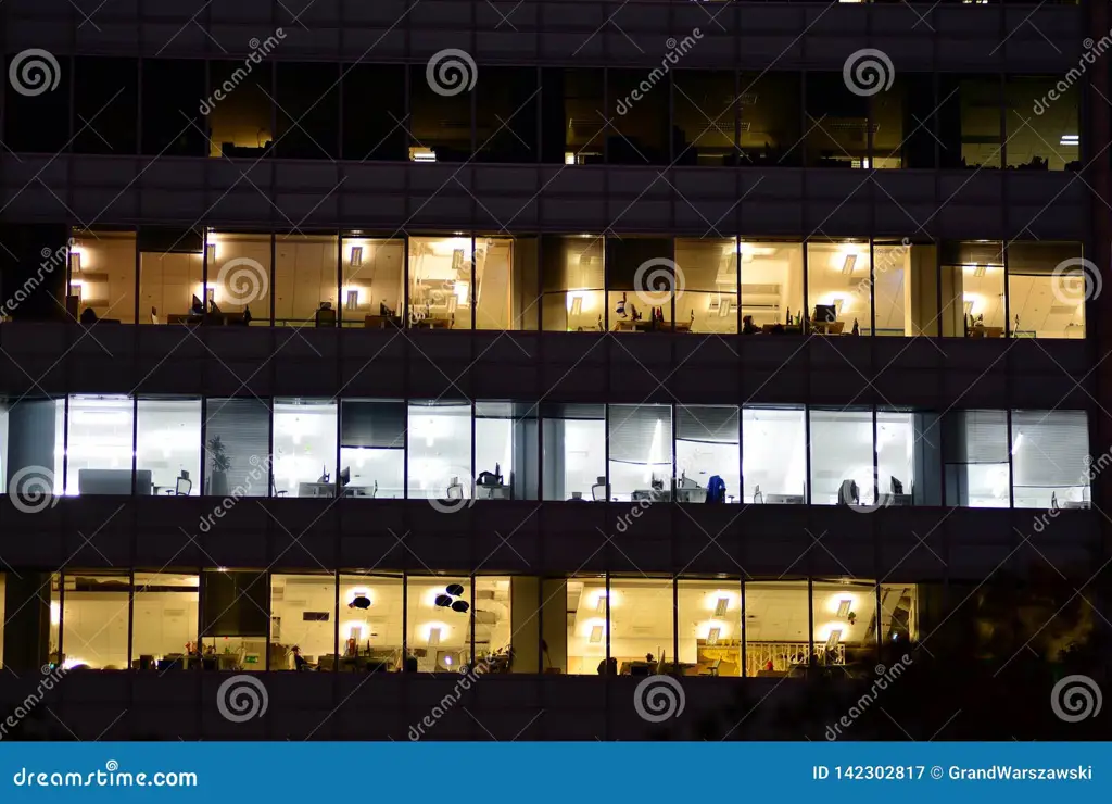 Gedung perkantoran di malam hari