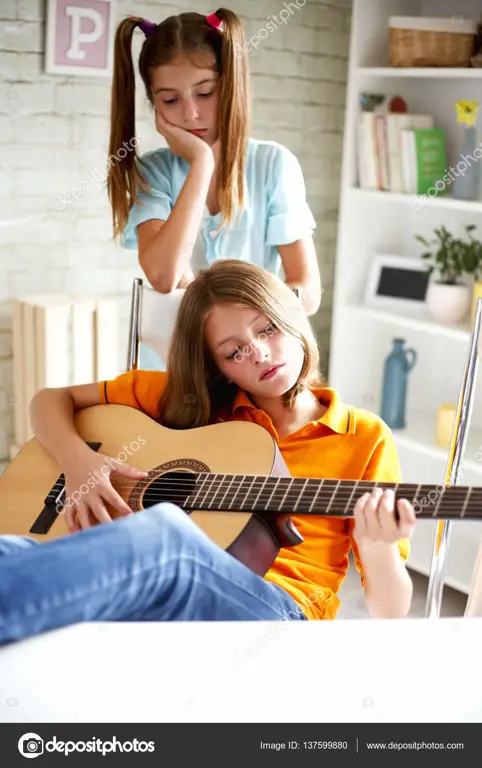 Remaja menyanyikan dan memainkan gitar bersama-sama