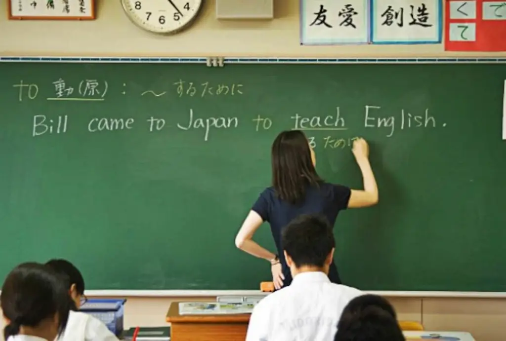 Gambar yang menunjukkan suasana kelas yang positif dan inspiratif di Jepang