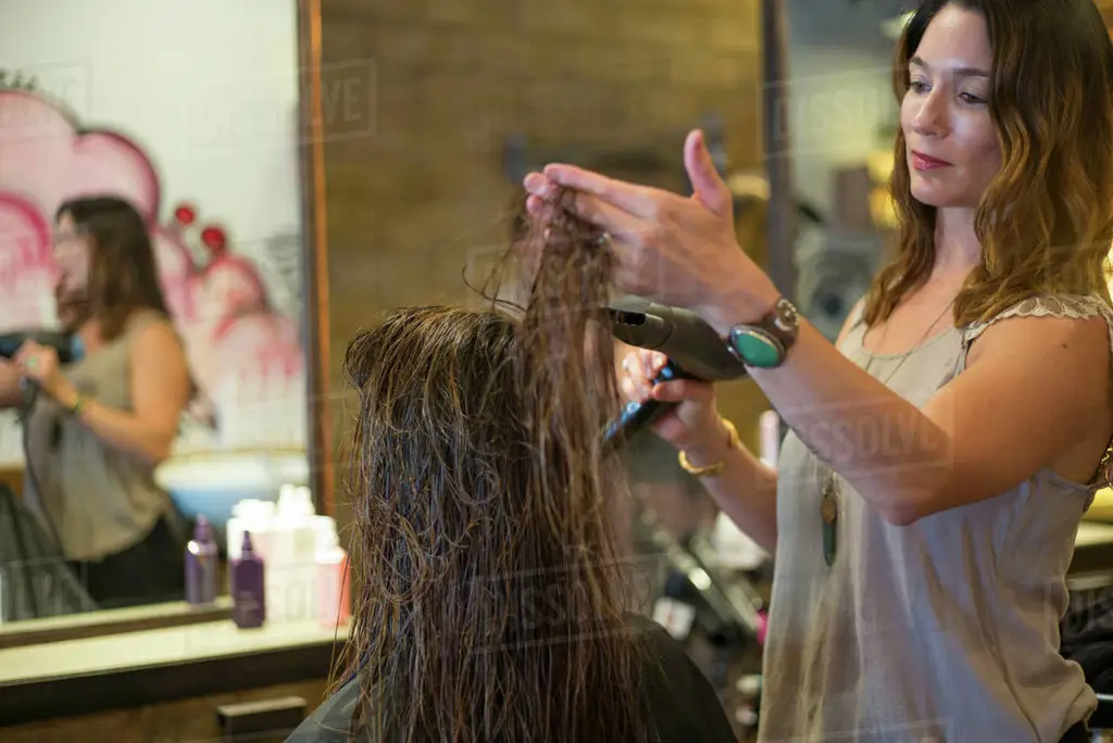 Penata rambut bekerja di salon