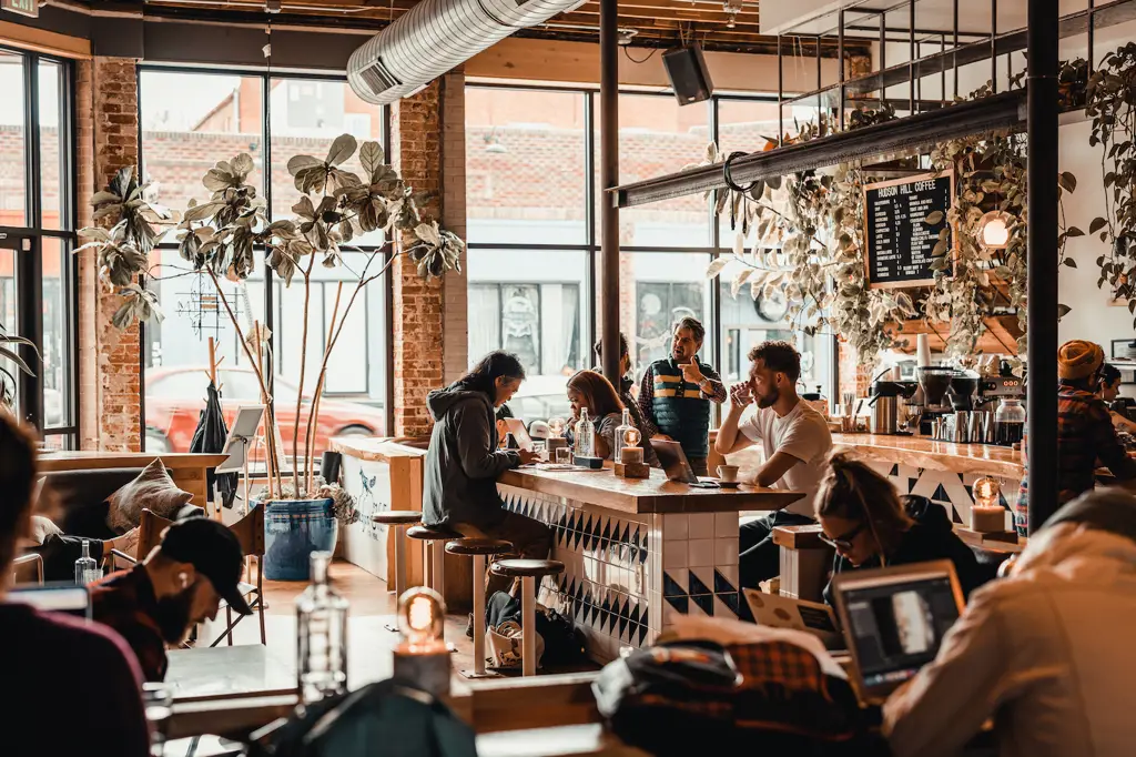 Gambar warung kopi tradisional Jawa dengan suasana yang nyaman dan tenang.