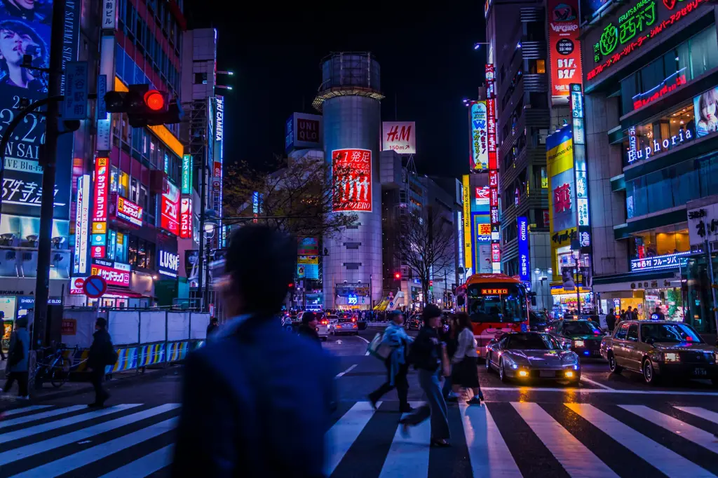 Jalanan kota Jepang di malam hari