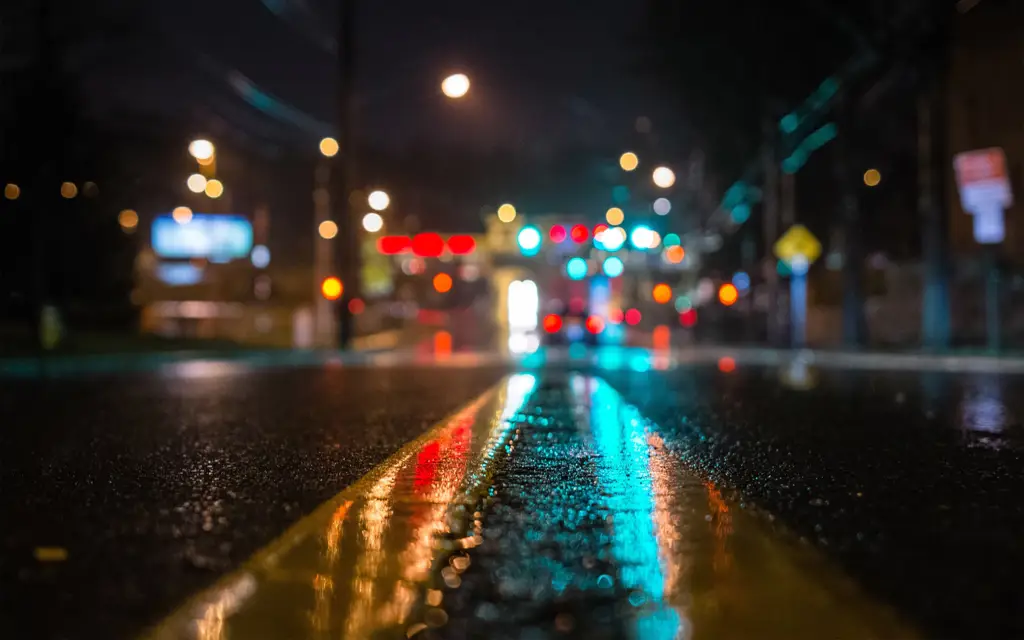 Lampu kota yang buram di malam hari