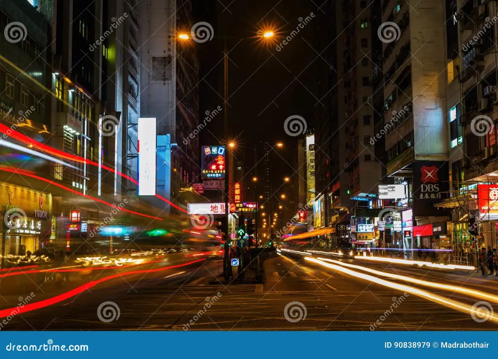 Gambar suasana jalanan Hong Kong di malam hari